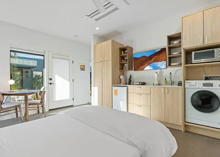 Unique Design 2-bedroom - 80 Walkscore!