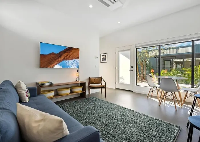 Unique Design 2-bedroom - 80 Walkscore! Phoenix