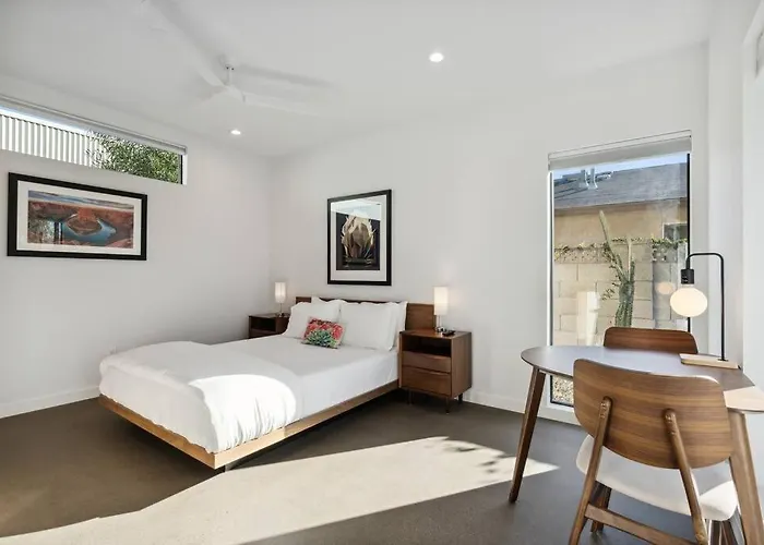 Unique Design 2-bedroom - 80 Walkscore! Apartment *