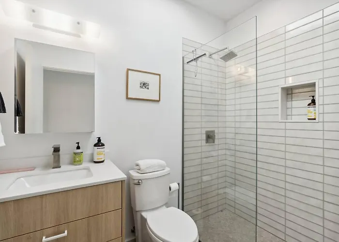 Unique Design 2-bedroom - 80 Walkscore! *